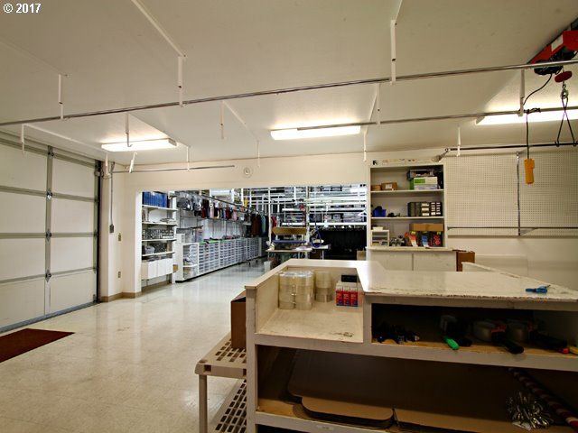 329 E Happy Valley Rd, Roseburg, OR 97471